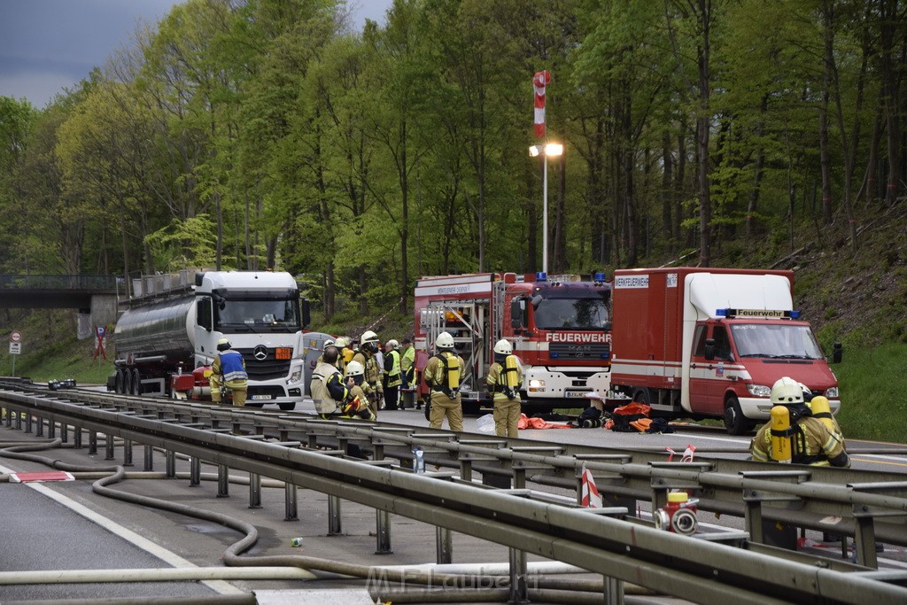 VU Gefahrgut LKW umgestuerzt A 4 Rich Koeln Hoehe AS Gummersbach P139.JPG - Miklos Laubert